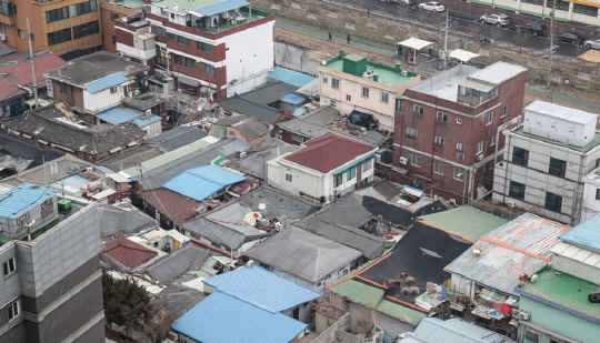 지난 15일 공공재개발 시범사업 지역으로 지정된 서울 동대문구 '신설1' 구역의 모습. 이 지역은 서울 지하철 1,2호선 신설동역이 붙어있는 교통의 요지다. <연합뉴스>